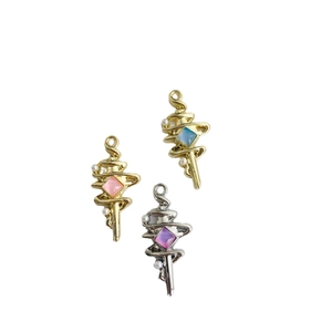 Retro gedraaide hangers met kleurrijke edelstenen en parels in drie metalen afwerkingen