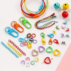 Kleurrijke DIY sleutelhanger accessoireset met gelakte karabijnsluitingen en kettingen