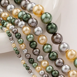 Vue détaillée de perles rondes multicolores de différentes tailles pour bijoux artisanaux