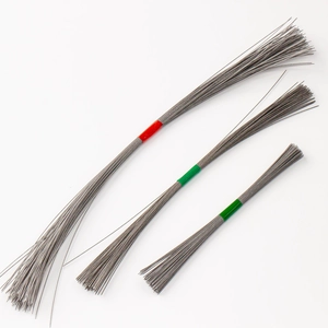 Tres rollos de cables de acero flexibles en rojo y verde para hacer joyas de bricolaje