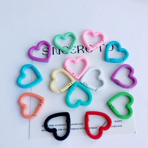 Anelli a molla in metallo colorati a forma di cuore per portachiavi fai-da-te in vari colori