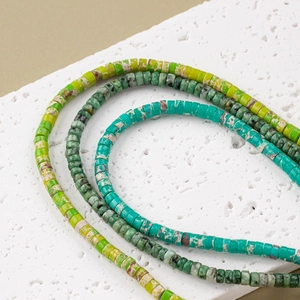 Tre file di perline in pietra naturale 4x2mm in varie tonalità di verde con trama marmo