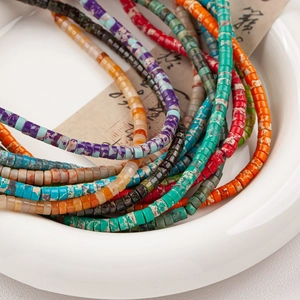 Vue macro de perles disques colorées en pierre naturelle 4x2mm pour bijoux DIY