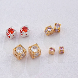 Macro-opname van kubieke zirkoon kralen in rood, paars en roze voor doe-het-zelf sieraden