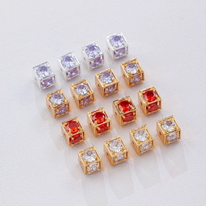 Macro-opname van kubusvormige zirkonia kralen met goudlaag voor DIY-sieraden maken