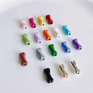 Vue macro de perles en émail en forme d'os avec trous de filetage pour bijoux DIY