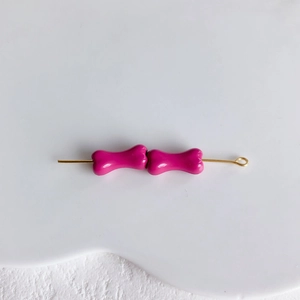 Détail de perles roses en forme d'os avec fil d'alliage doré pour la création de bijoux DIY