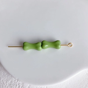 Macro de perles en forme d'os vert sur tiges dorées pour création de bijoux DIY