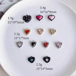 Verschiedene Herzanhänger aus Emaille und Strass für DIY-Halsketten und Schmuckdesign