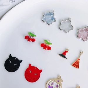 Sortierte Halloween- und Emaille-Blumenanhänger für DIY-Schmuck und Bastelprojekte