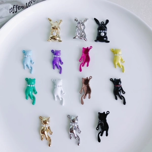Dettaglio di ciondoli colorati a forma di coniglio e gatto per creazione gioielli
