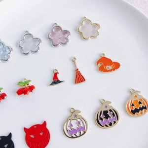 Detailliertes Sortiment an DIY-Anhängern mit Blumen, Kirschen und Halloween-Symbolen