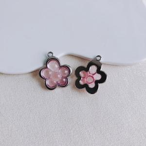 Detailansicht der DIY Blumen-Anhänger in Rosa und Schwarz aus Legierung mit Harz