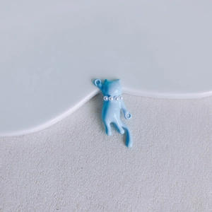 Dettaglio del ciondolo a forma di gatto azzurro con collare di perle per gioielli fai da te