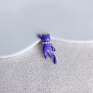Vista dettagliata del ciondolo gatto smaltato viola con perle per gioielli fai da te