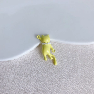 Dettaglio del ciondolo a forma di gatto giallo in lega con perle per gioielli fai da te