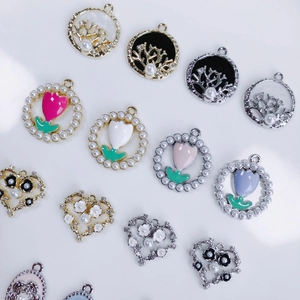 Mix aus Herz- und Blumenperlenanhängern für DIY-Schmuckherstellung in Gold und Silber