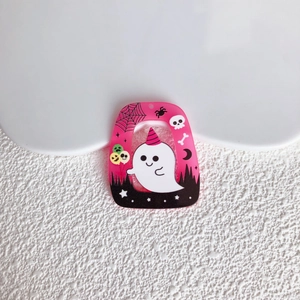 Dettaglio macro di un ciondolo fantasma di Halloween in acrilico rosa con cappello