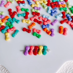 Nahaufnahme bunter Harz-Schleifenperlen im Macaron-Stil für DIY-Schmuck und Accessoires