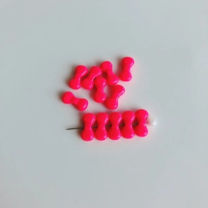 Makro-Detail von neonpinken Schleifen-Perlen aus Legierung für DIY-Schmuck und Ketten