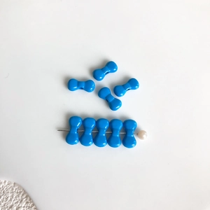 Nahaufnahme von hellblauen Acrylperlen in Schleifenform für DIY Schmuck und Zubehör