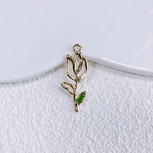 Makroaufnahme Goldener Tulpenanhänger mit grüner Emaille und eleganter Drahtstruktur