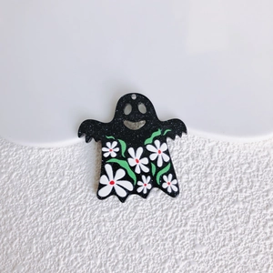 Dettaglio del ciondolo a fantasma nero glitterato con fiori per la creazione di gioielli DIY
