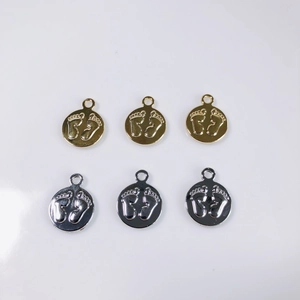Polierte Metallanhänger in Gold und Silber mit geprägten Baby-Fußabdrücken in runder Form