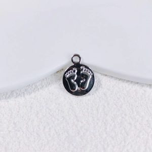 Makroaufnahme der silbernen runden Legierung Anhänger mit Baby-Fußabdruck für DIY-Schmuck