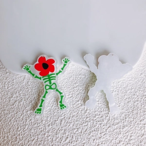 Dettaglio macro del ciondolo a forma di fiore scheletro in acrilico per gioielli fai-da-te