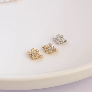 Conectores de joyería flor de cinco pétalos en oro y plata con micro pavé de circonita