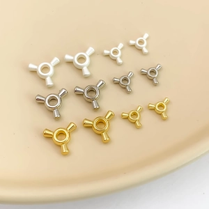 Detail von unregelmäßigen Metallperlen in Gold, Silber und Weiß für DIY-Schmuckzubehör