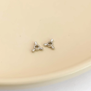 Makroaufnahme silberner unregelmäßiger Legierungsperlen für DIY-Schmuck und Ketten