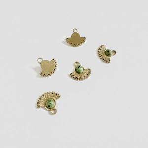 Set of five fan-shaped stainless steel pendants with green natural stone and gold finish