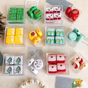 Vue détaillée de diverses perles de Noël DIY avec bonhomme de neige et sapin dans des boîtes