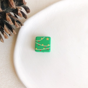 Détail de perle de Noël carrée verte avec motifs festifs pour loisirs créatifs et bijoux