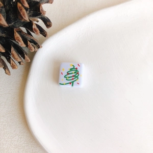 Vue détaillée de la perle en acrylique sapin de Noël DIY avec motifs vert et rouge