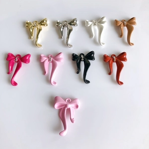 Detalle de colgantes de lazo coloridos con diamantes para accesorios de collar DIY