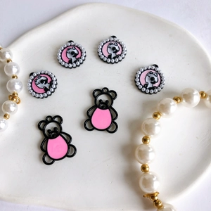 Détail de pendentifs ours et camée avec perles et émail rose pour bijoux faits main