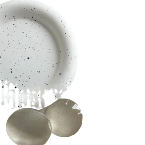 Piatto in ceramica bianca a pois neri con sottobicchieri in metallo satinato
