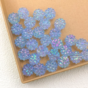 Dettaglio macro di perle a bacca in resina blu chiaro con rivestimento AB per gioielli fai da te