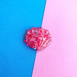 Dettaglio accessorio in resina a conchiglia rosa con glitter per fermagli per capelli