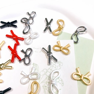 Breloques variées en alliage nœuds et cœurs pour création de bijoux DIY en couleurs