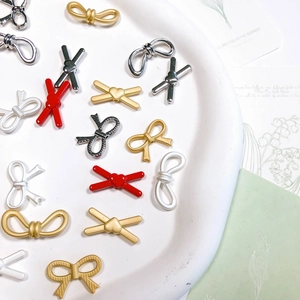 Accessoires de cheveux en alliage avec nœuds et cœurs sur un plateau blanc chic