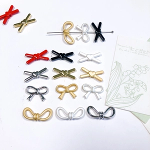 Vue détaillée de pendentifs nœuds et cœurs colorés en alliage pour création de bijoux