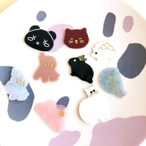 Accessoires mignons en acrylique d'animaux de dessin animé en formes de pandas et chats
