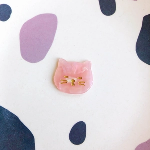 Détail macro d'accessoire de cheveux chat mignon avec texture marbre rose et dorures