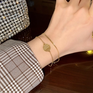 Bracciale a doppio strato in acciaio inossidabile dorato con ciondolo circolare tradizionale