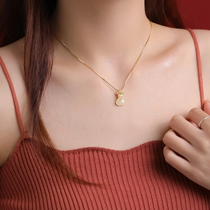 Gouden gelukszakje ketting met witte chalcedoon hanger voor elegante damesmode