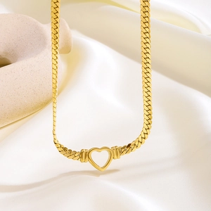 Collar de cadena cubana chapado en oro de 18K con colgante de corazón sobre seda blanca